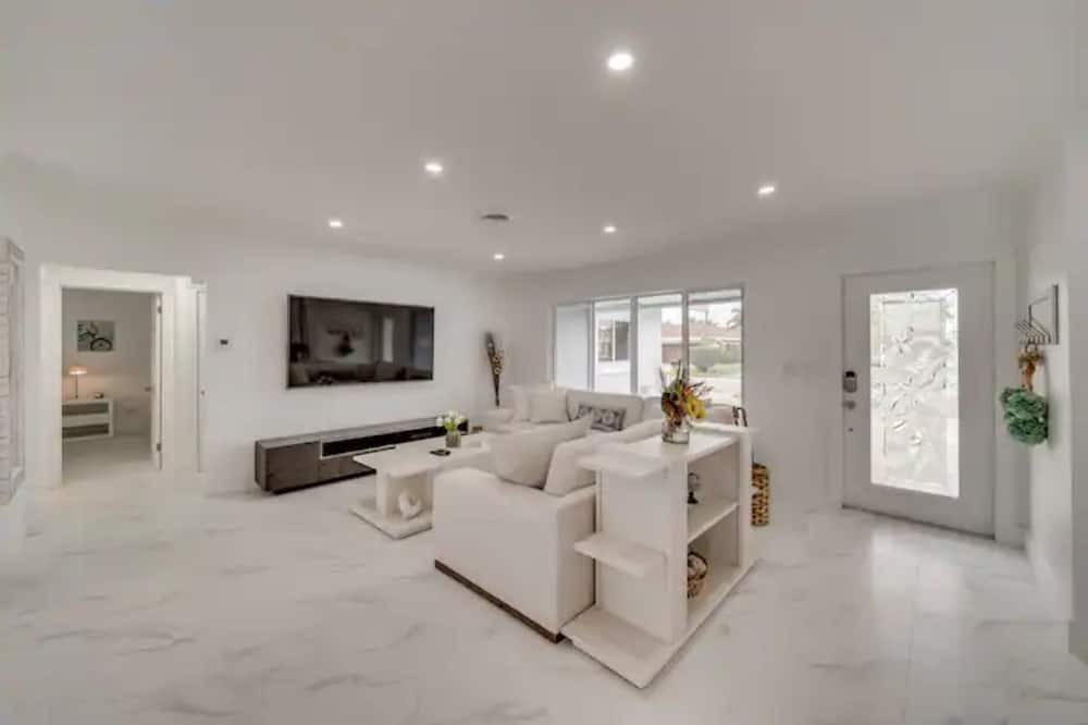 Photo of Livingroom in Cypress Lakes