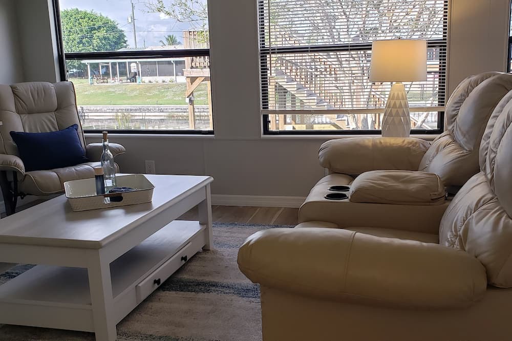 Photo of Livingroom in Taylor Creek