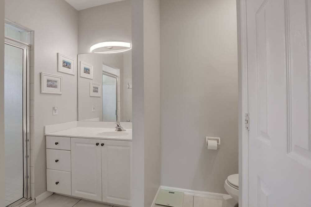 Photo of Bathroom in Golden Gate