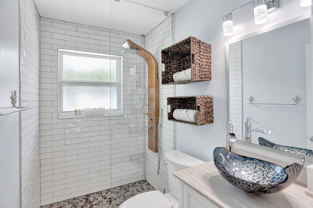 Photo of Bathroom in Cypress Lakes