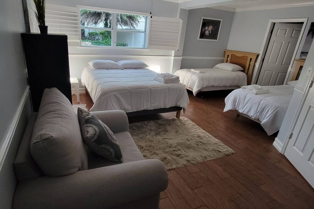 Photo of Bedroom in Azalea Park