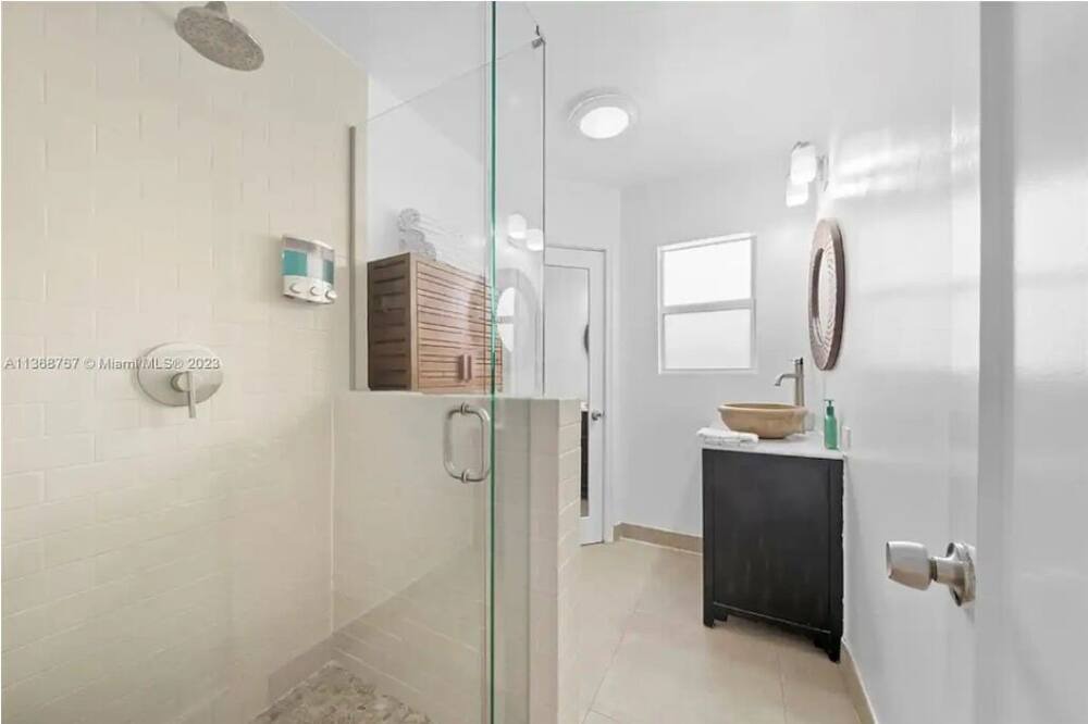 Photo of Bathroom in Hendricks and Venice Isles