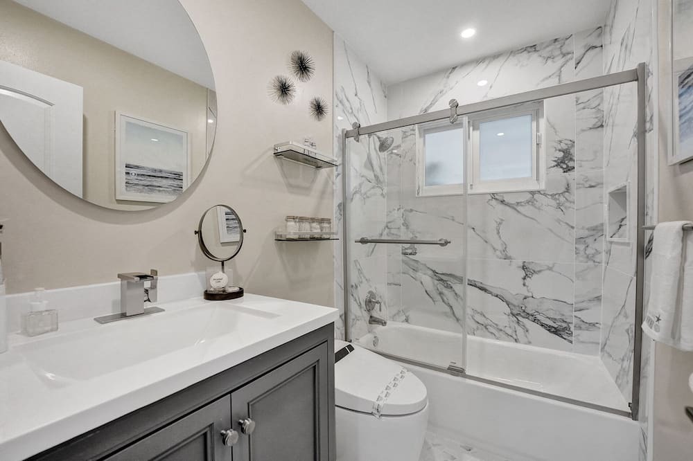 Photo of Bathroom in Tropic Palms