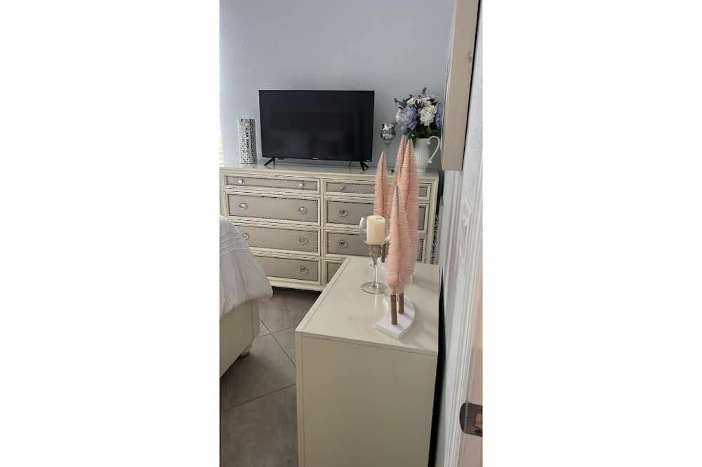 Photo of Bedroom in River Hall