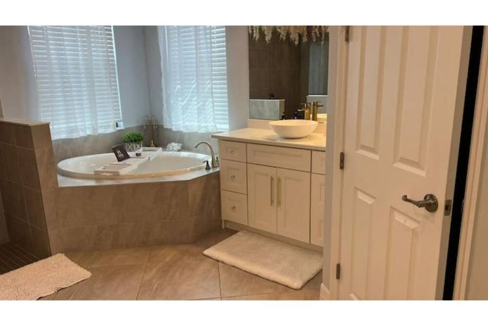 Photo of Bathroom in River Hall