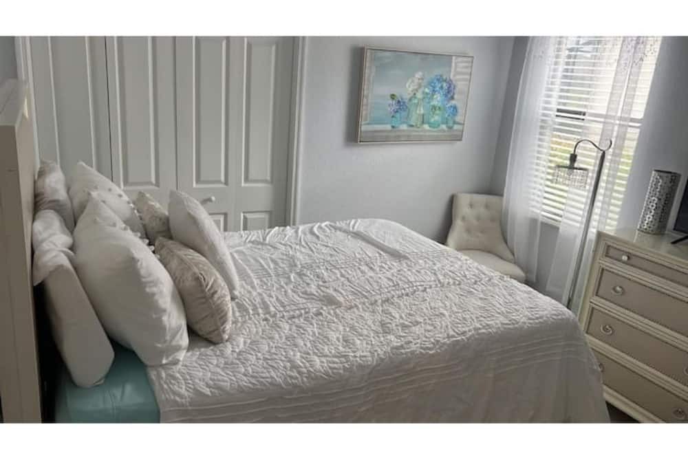 Photo of Bedroom in River Hall