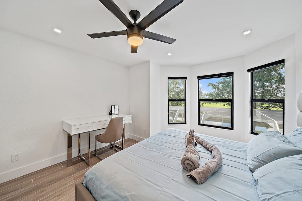 Photo of Bedroom in Greenview Shores