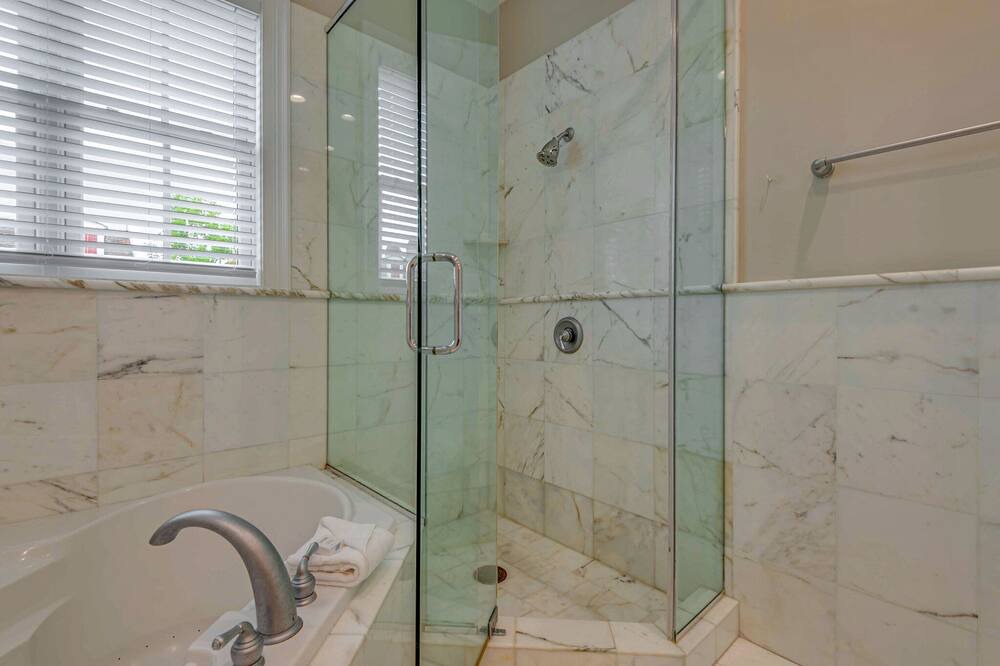 Photo of Bathroom in Baytowne Wharf