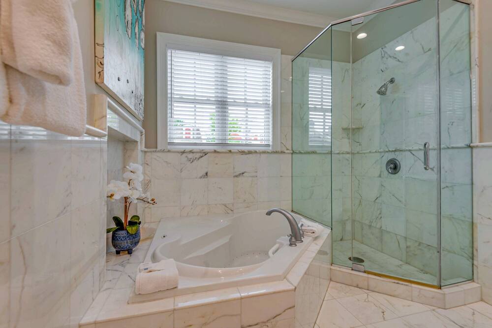 Photo of Bathroom in Baytowne Wharf