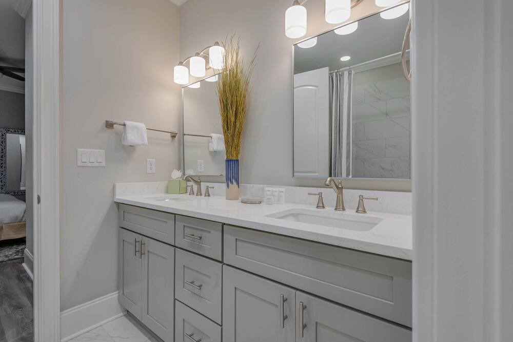 Photo of Bathroom in Baytowne Wharf