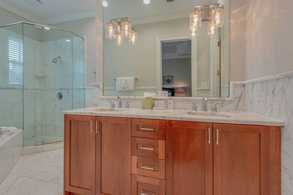 Photo of Bathroom in Baytowne Wharf