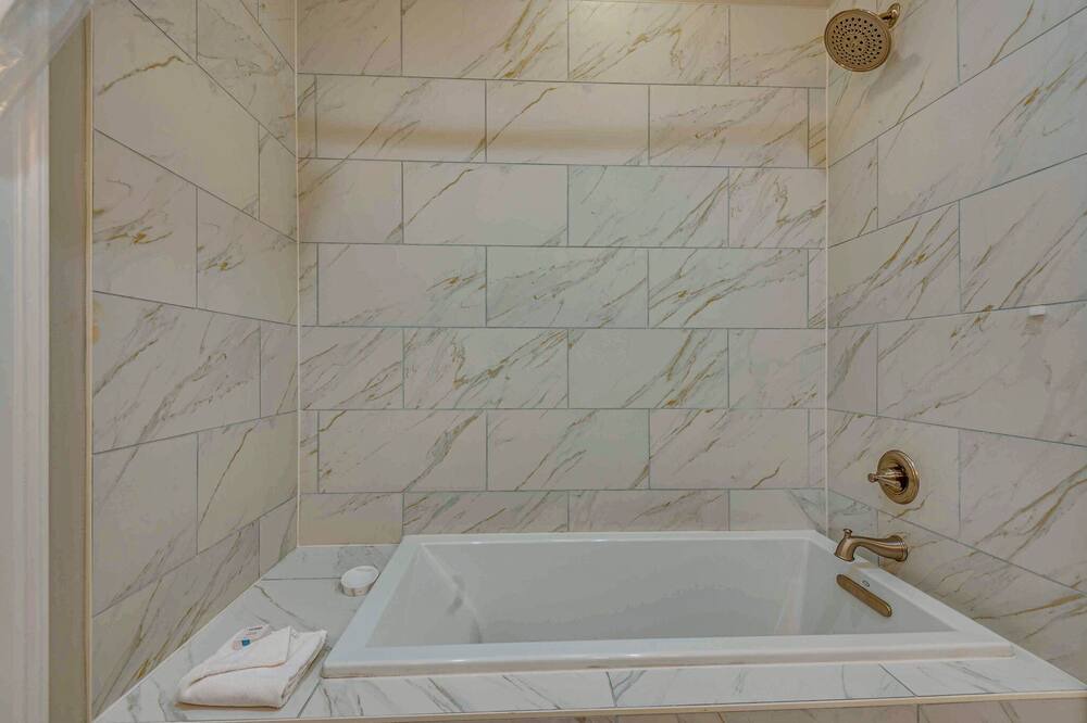 Photo of Bathroom in Baytowne Wharf