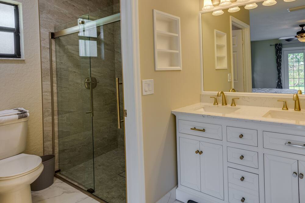 Photo of Bathroom in Greenview Shores