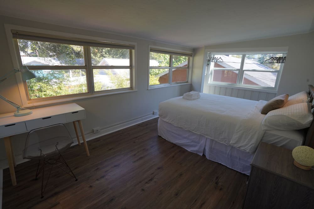 Photo of Bedroom in Crescent Lake