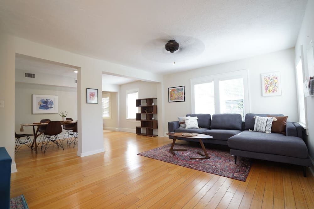 Photo of Livingroom in Crescent Lake