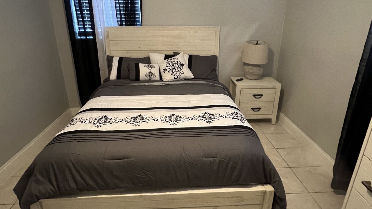 Photo of Bedroom in Azalea Park