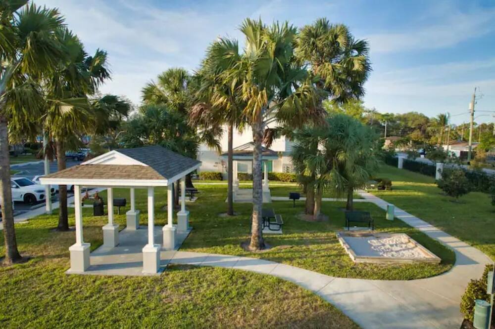 Photo of Outdoor in Lake Worth Corridor