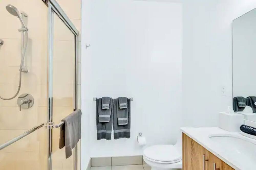 Photo of Bathroom in Lake Worth Corridor