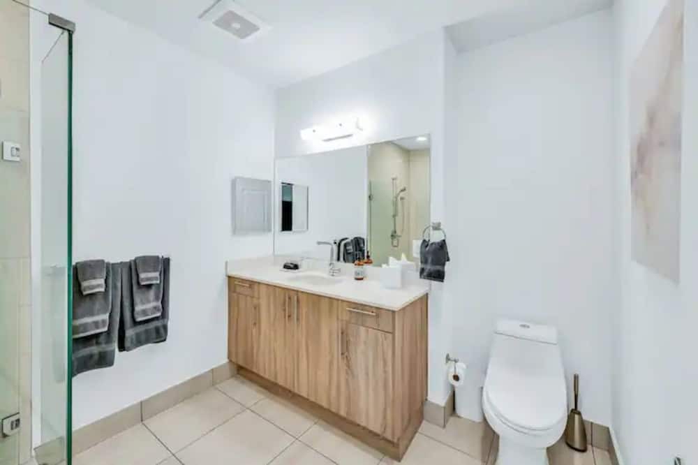 Photo of Bathroom in Lake Worth Corridor