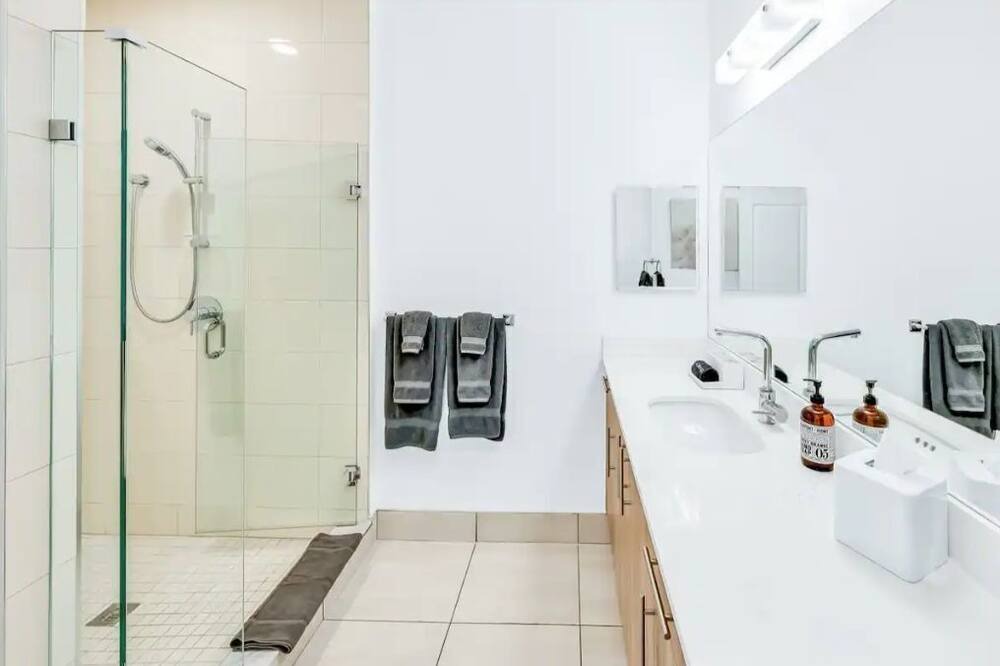 Photo of Bathroom in Lake Worth Corridor