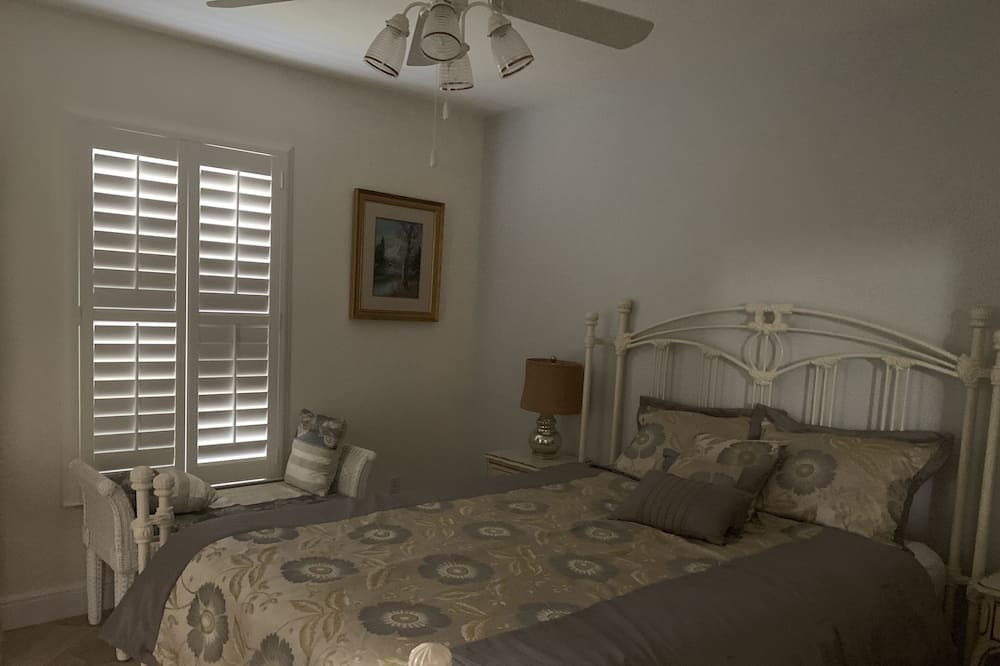 Photo of Bedroom in Crown Pointe