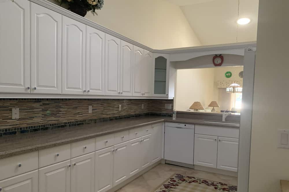 Photo of Kitchen in Crown Pointe