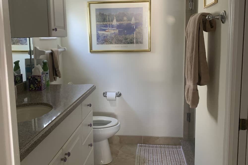 Photo of Bathroom in Crown Pointe