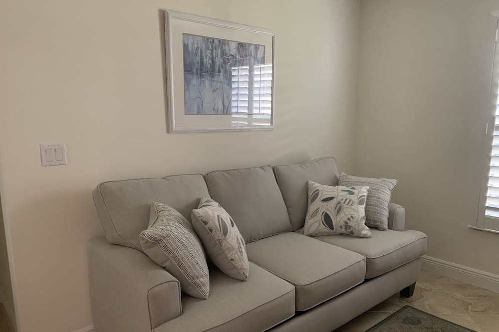 Photo of Livingroom in Crown Pointe