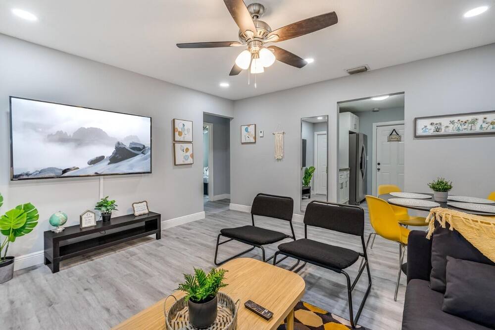 Photo of Livingroom in Edgewood