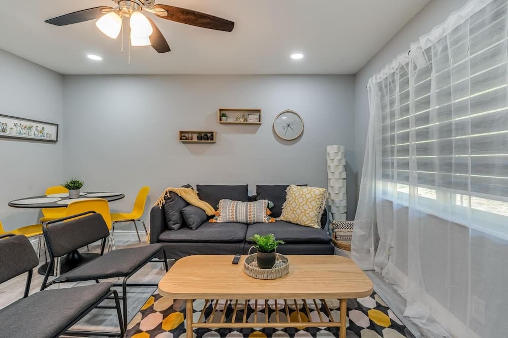 Photo of Livingroom in Edgewood