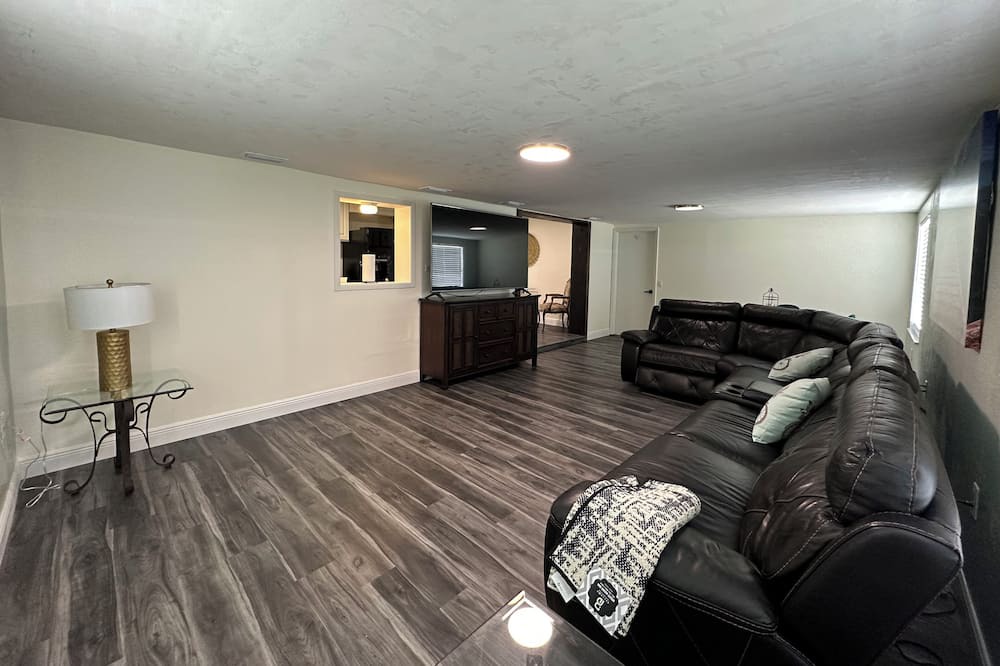 Photo of Livingroom in Cypress Lake