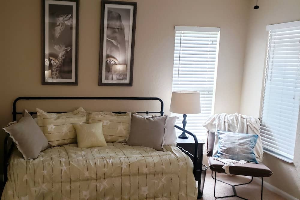 Photo of Livingroom in Embassy Hills