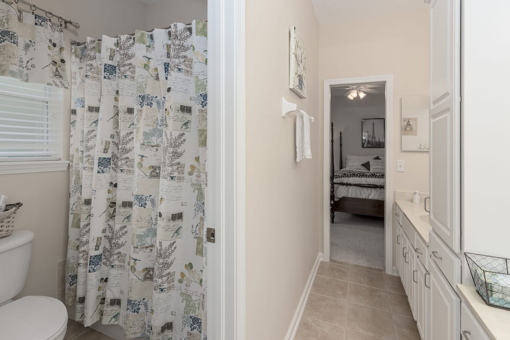 Photo of Bedroom in Doctors Inlet
