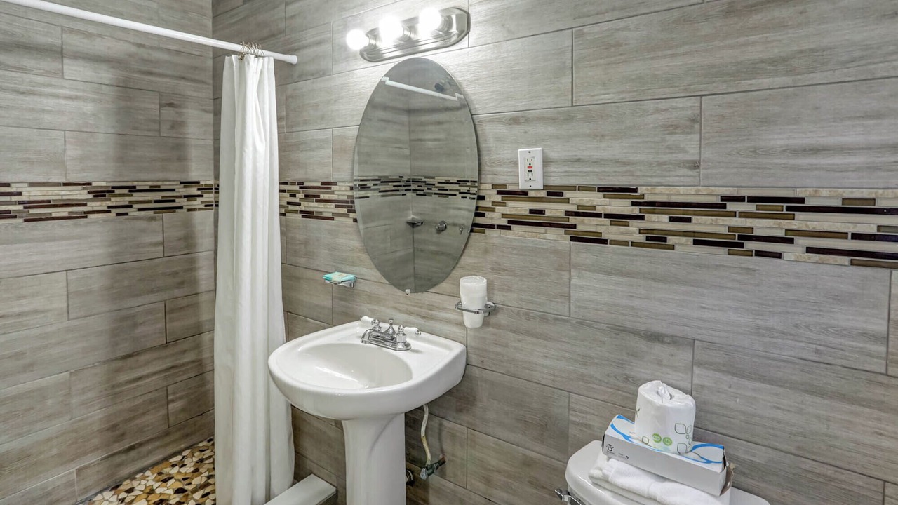 Photo of Bathroom in Hollywood Lakes