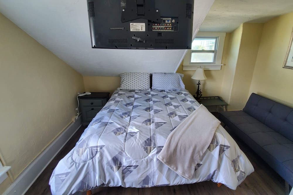 Photo of Bedroom in Surfside Historic District