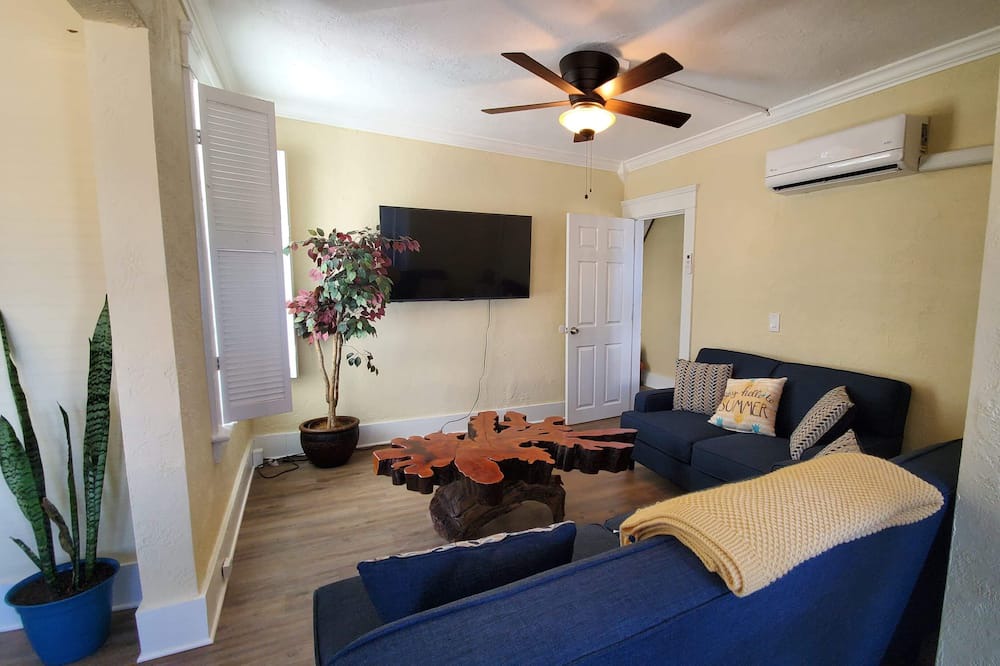 Photo of Livingroom in Surfside Historic District