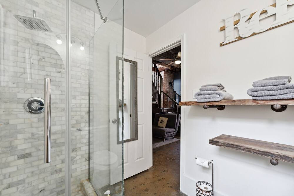 Photo of Bathroom in Metropolitan