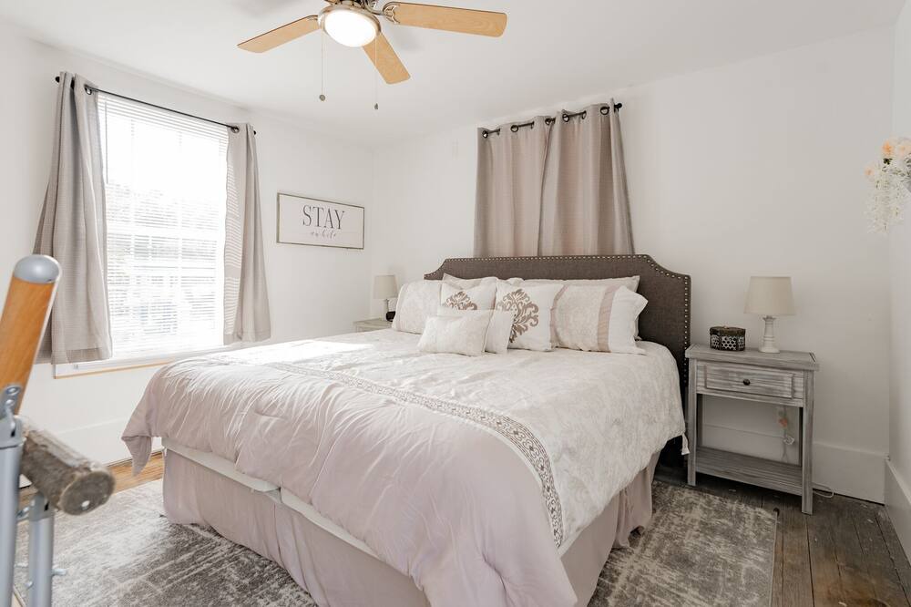 Photo of Bedroom in Metropolitan