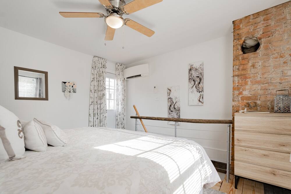 Photo of Bedroom in Metropolitan