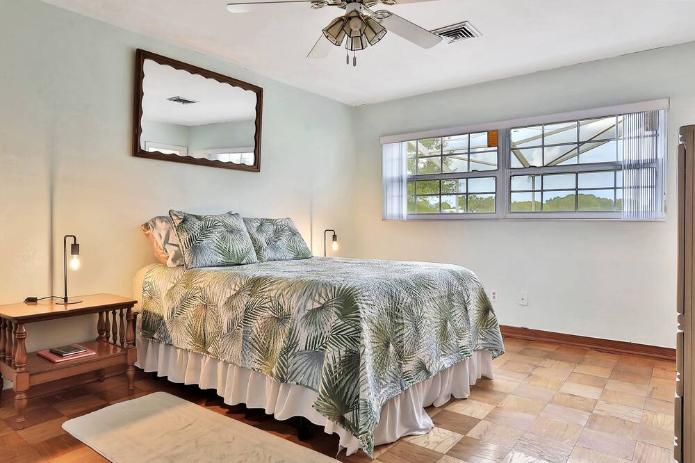 Photo of Bedroom in Cypress Gardens