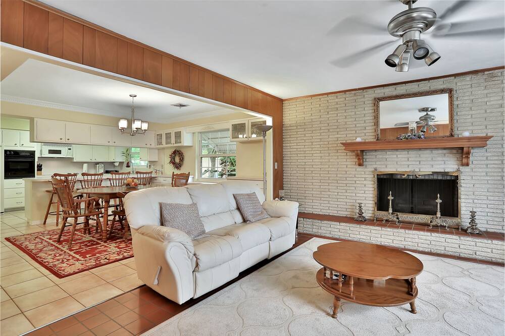Photo of Livingroom in Cypress Gardens