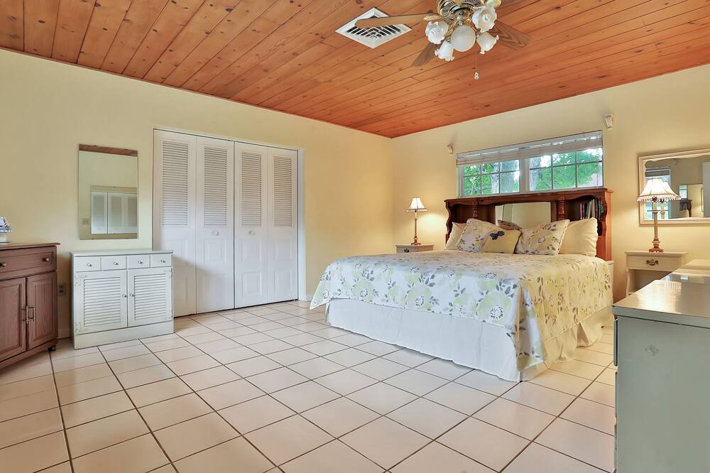 Photo of Bedroom in Cypress Gardens