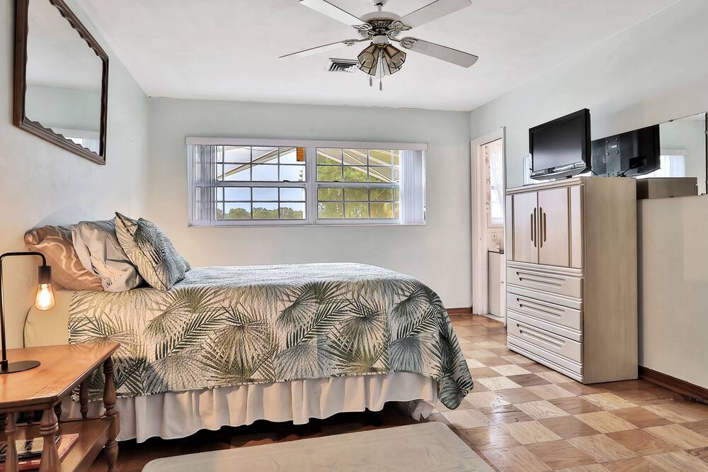 Photo of Bedroom in Cypress Gardens