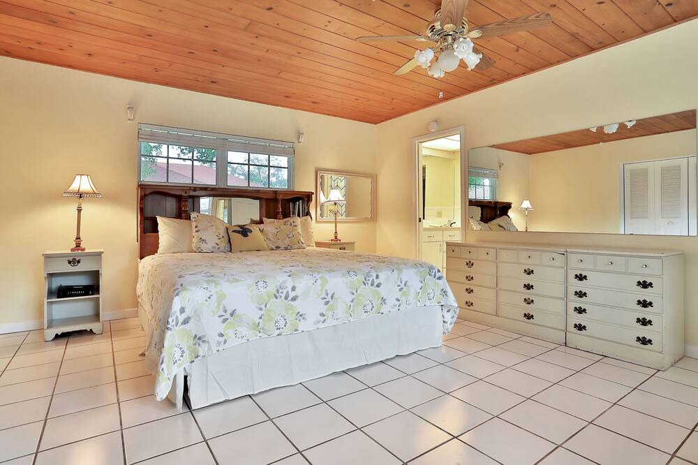 Photo of Bedroom in Cypress Gardens