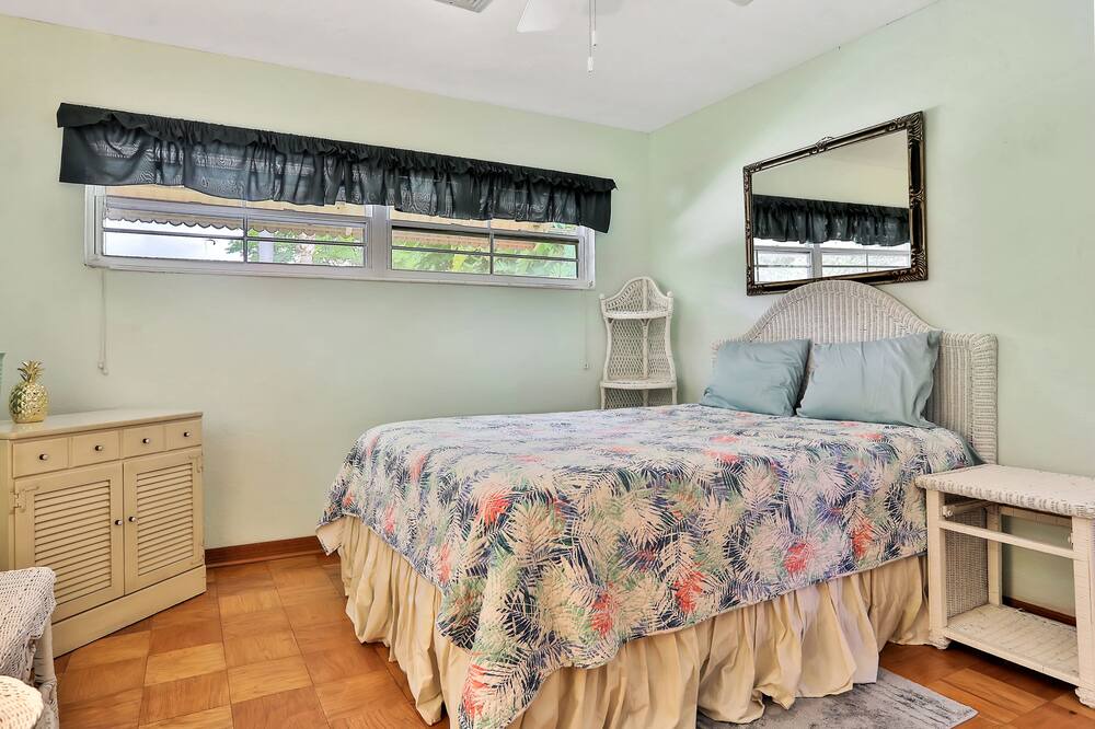 Photo of Bedroom in Cypress Gardens