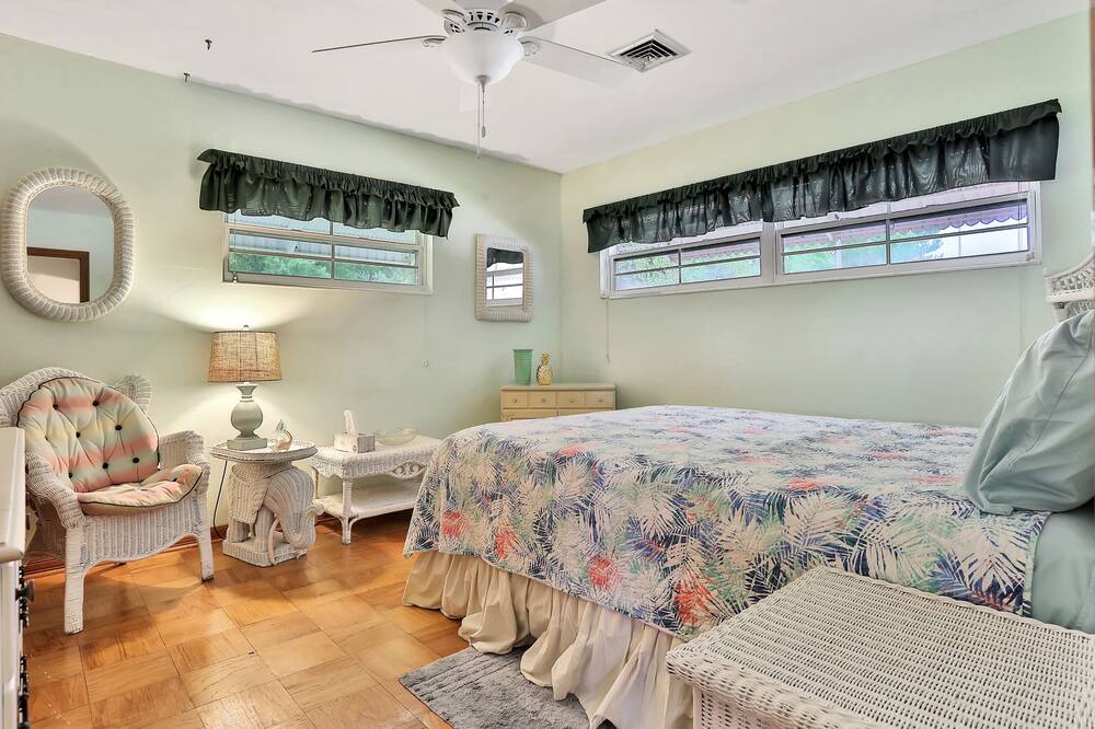 Photo of Bedroom in Cypress Gardens