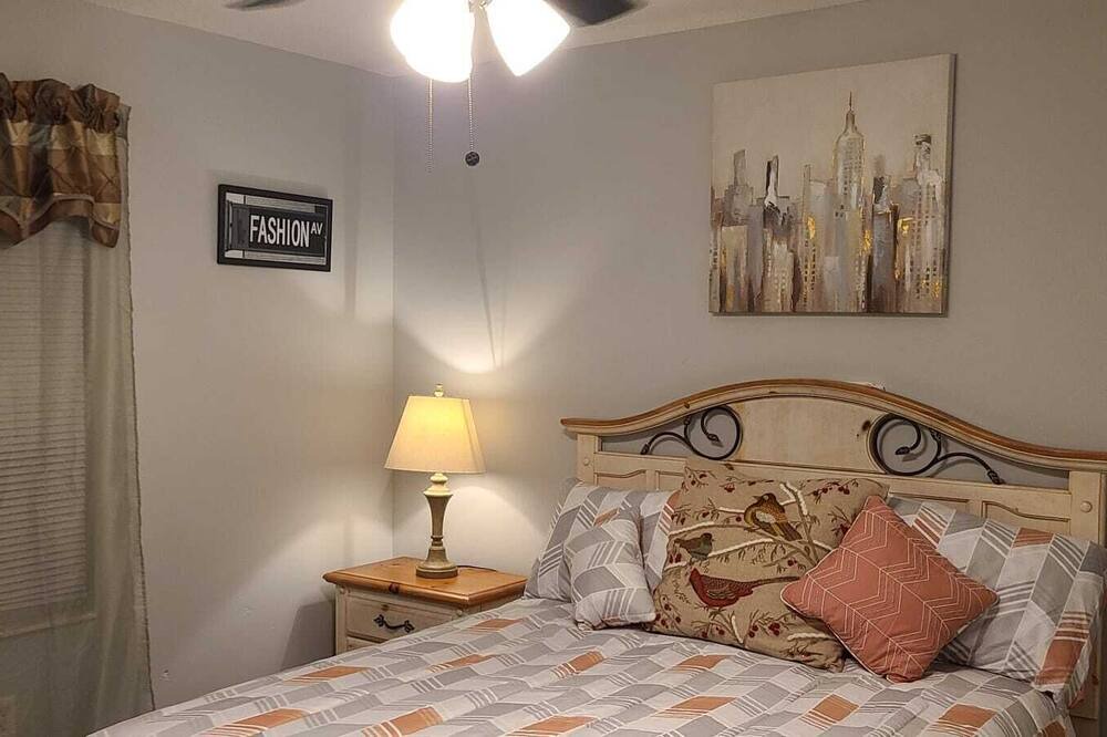 Photo of Bedroom in Greenview Shores