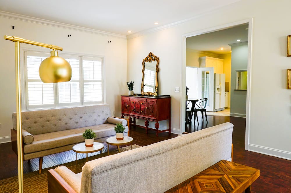 Photo of Livingroom in Historic District