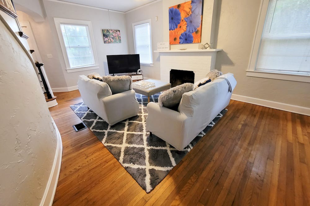 Photo of Livingroom in University Heights