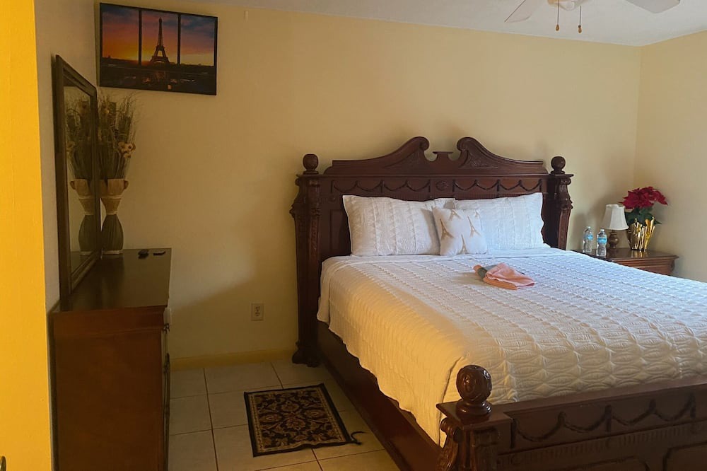 Photo of Bedroom in Oak Ridge